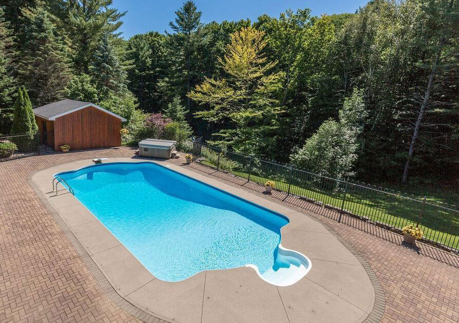 14 Trillium Trail - Saltwater pool with seperate hot tub